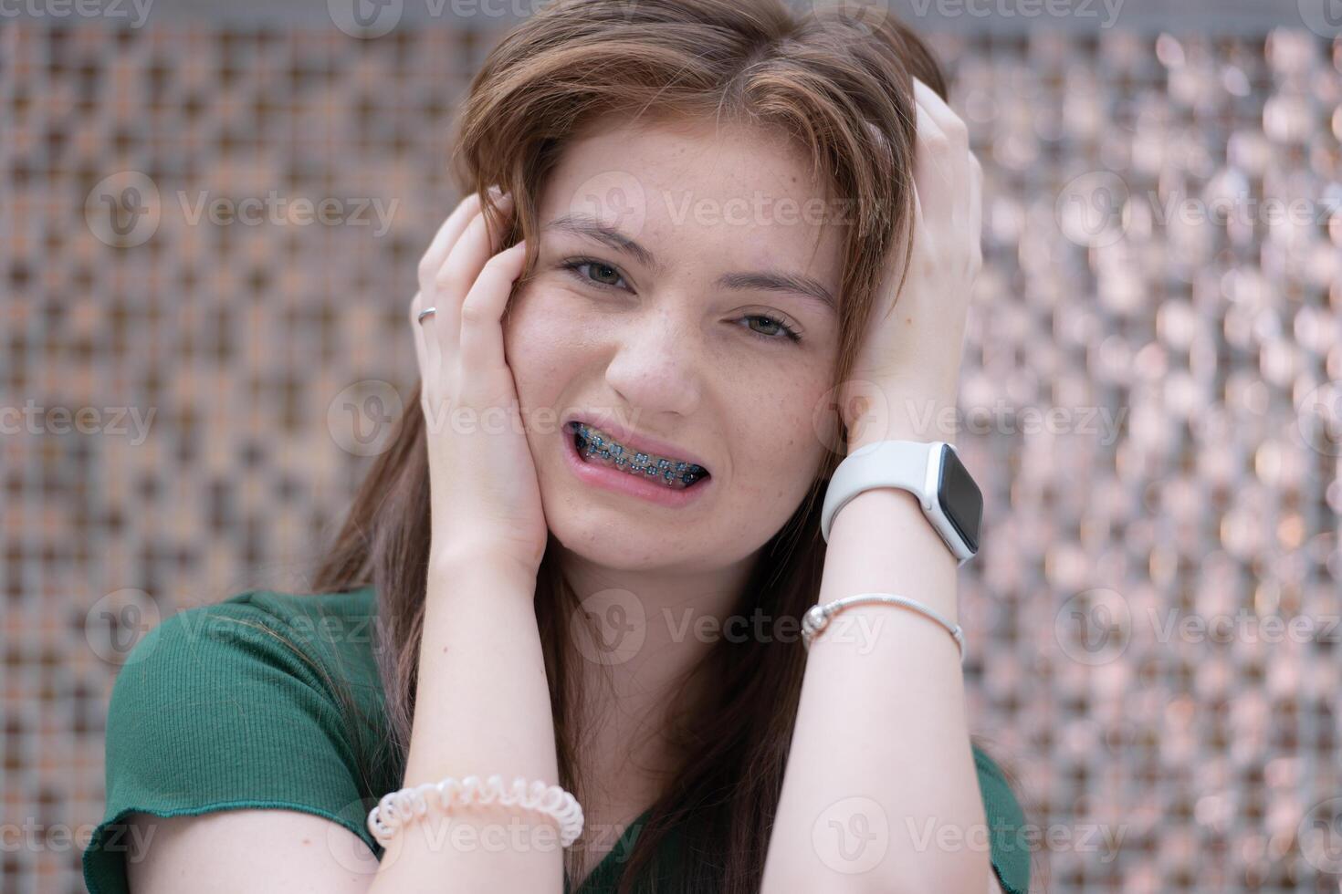 Jeune femme avec mal aux dents, dentaire problème. santé se soucier concept. photo