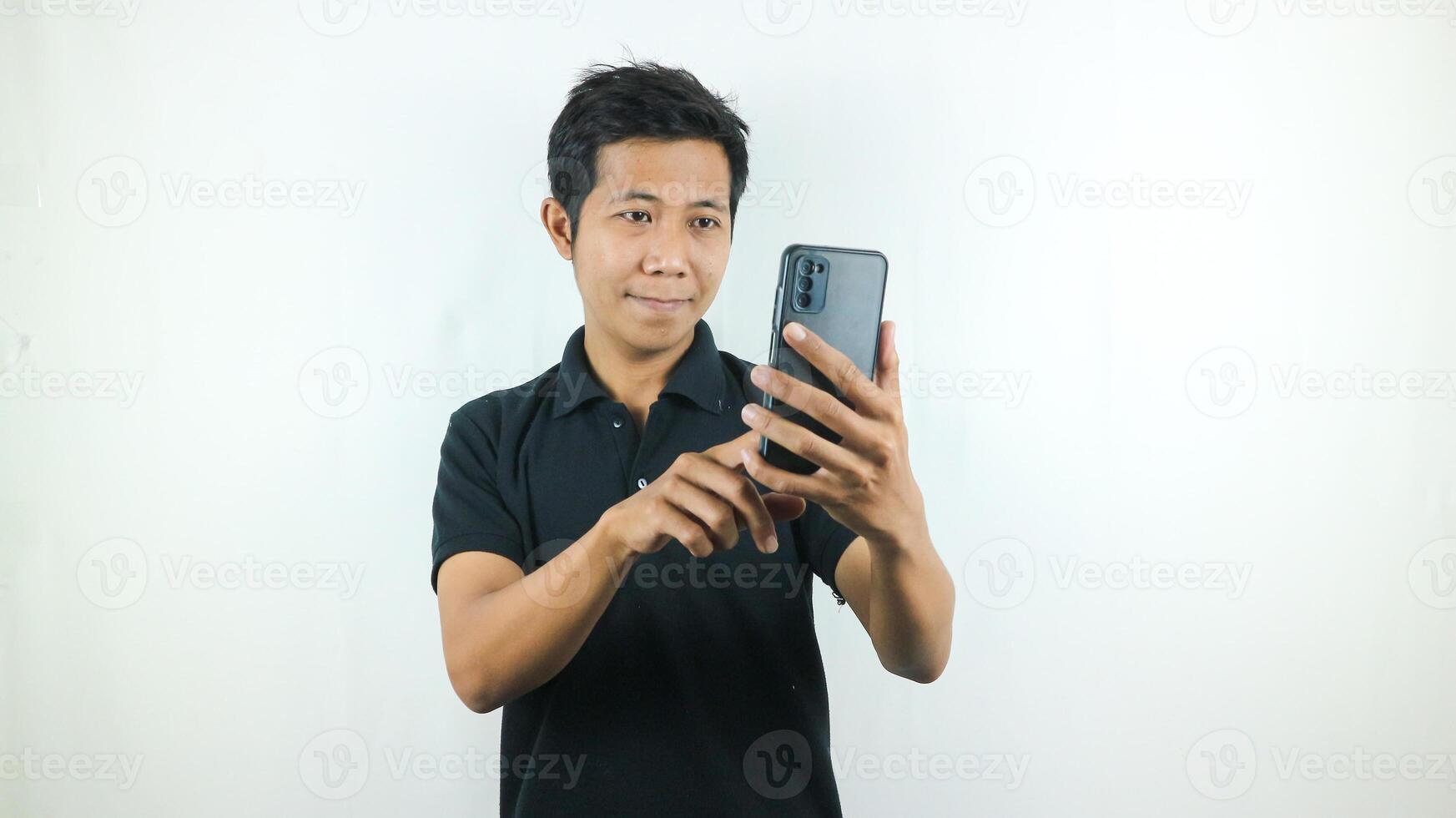 félicitation. asiatique jeunesse en portant et à la recherche à téléphones portables sont très heureux. photo