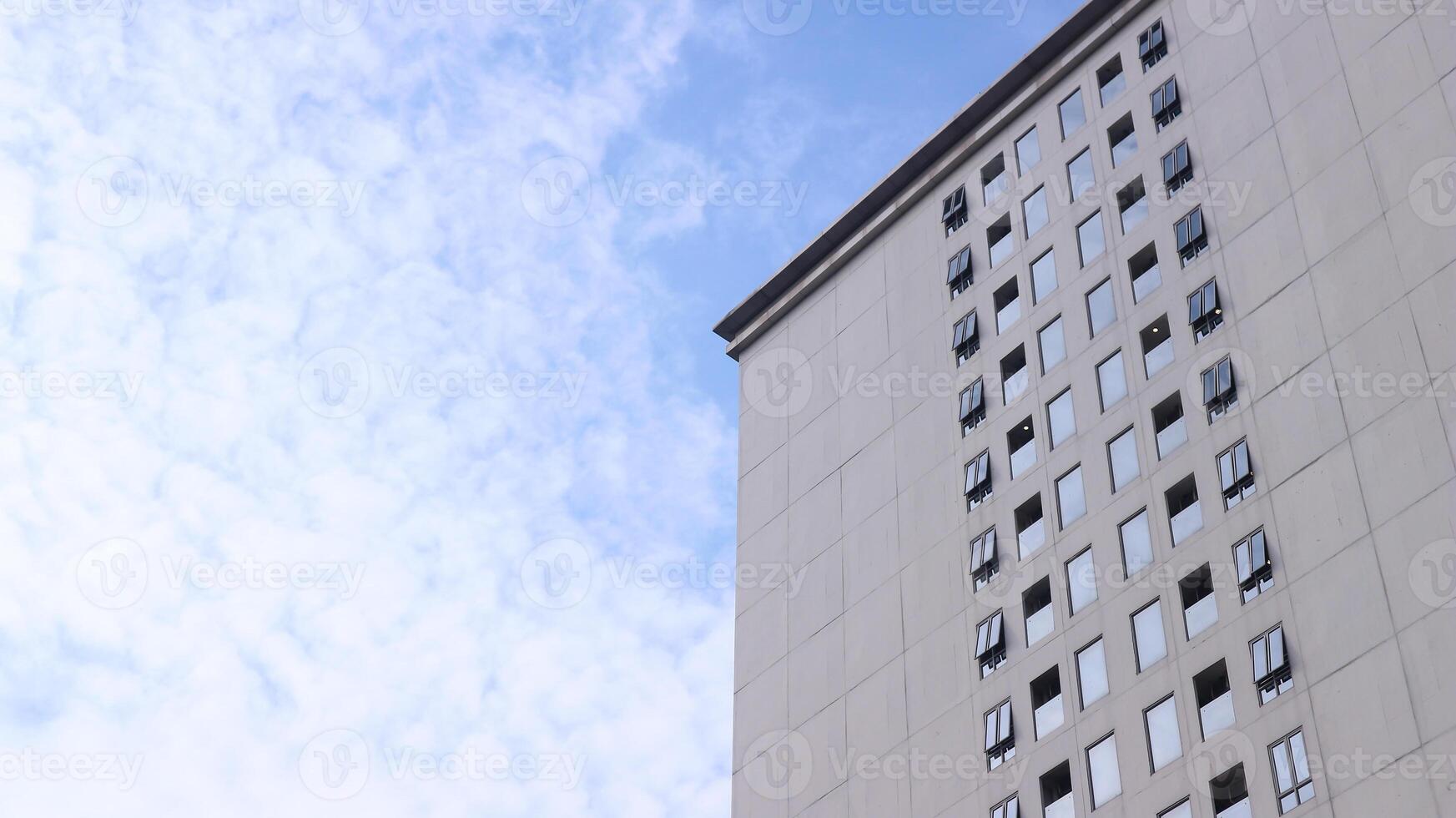 une imposant bâtiment avec une verre fenêtre extérieur dehors. photo