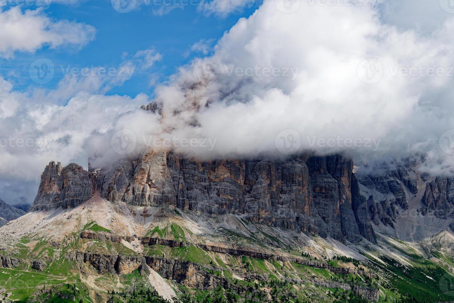 vue de tofane Montagne intervalle couvert avec des nuages dans le dolomites, Italie. incroyable destination pour randonneurs et randonneurs. célèbre alpinisme lieu. photo