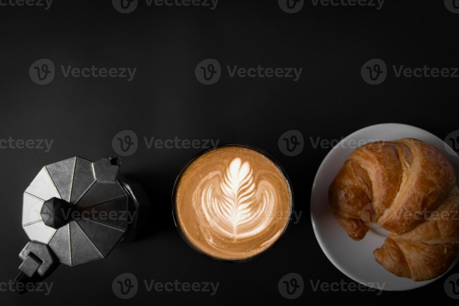 latté art café dans une blanc tasse deux côtés avec italien moka marmites, café et des croissants, Haut voir, noir arrière-plan, vide espace, et Trois intersections pour utiliser. photo