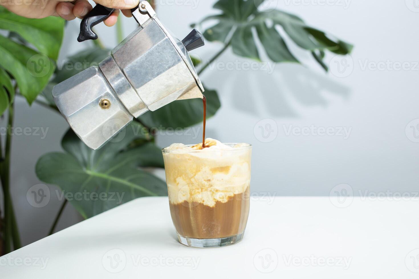 fait maison affogato, italien moka café pot, affogato est dessert avec café comme base ingrédient typiquement écope une scoop de gelato ou vanille la glace crème dans une Coupe. puis verser un coup de chaud Expresso. photo