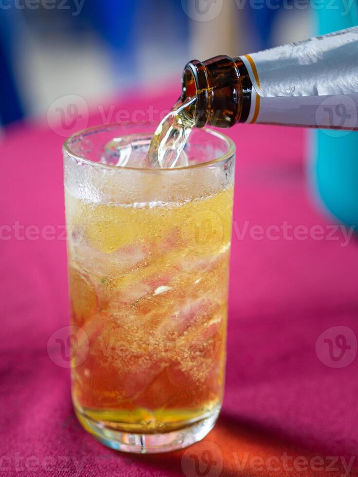 fermer de verser Bière dans verre sur table photo