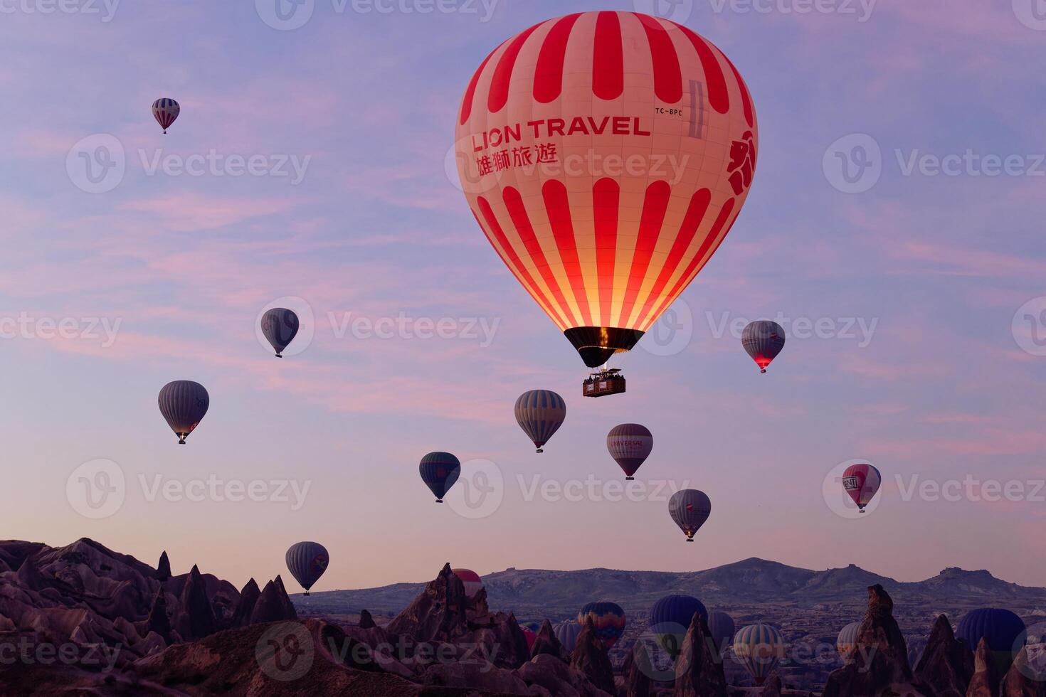 chaud air ballon vol dans Goreme dans dinde pendant lever du soleil. balade dans une chaud air ballon, le plus populaire activité dans cappadoce. romantique et célèbre Voyage destination. photo