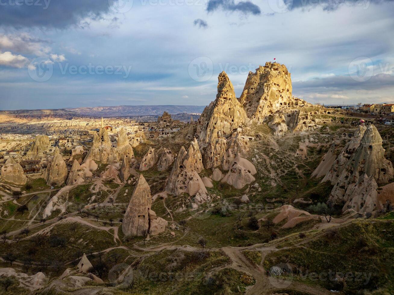 aérien drone vue de le uchisar Château dans cappadoce, dinde pendant le coucher du soleil. cette grand Roche volcanique affleurement est un de la cappadoce plus important Repères. photo