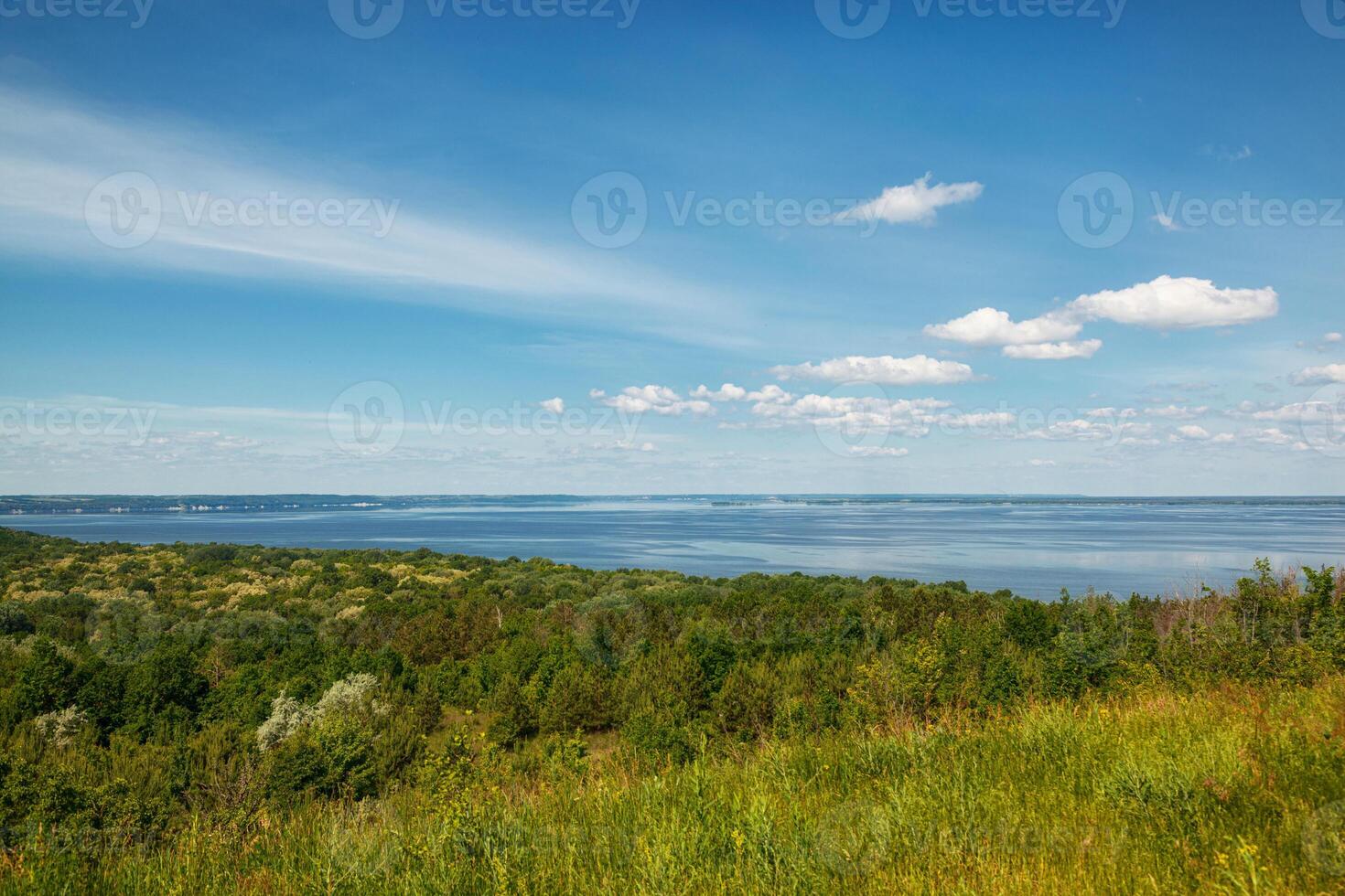 magnifique Prairie sur le collines avec herbe et fleurs contre le Contexte de le mer et le ciel photo