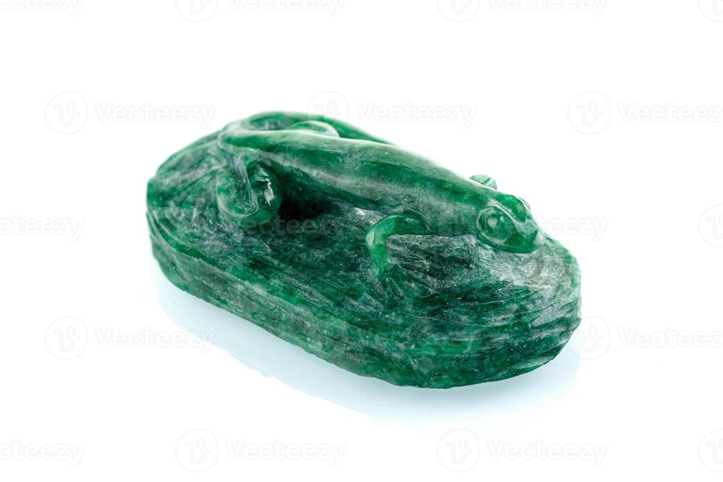 magnifique statuette de lézard salamandre de malachite sur une blanc Contexte photo