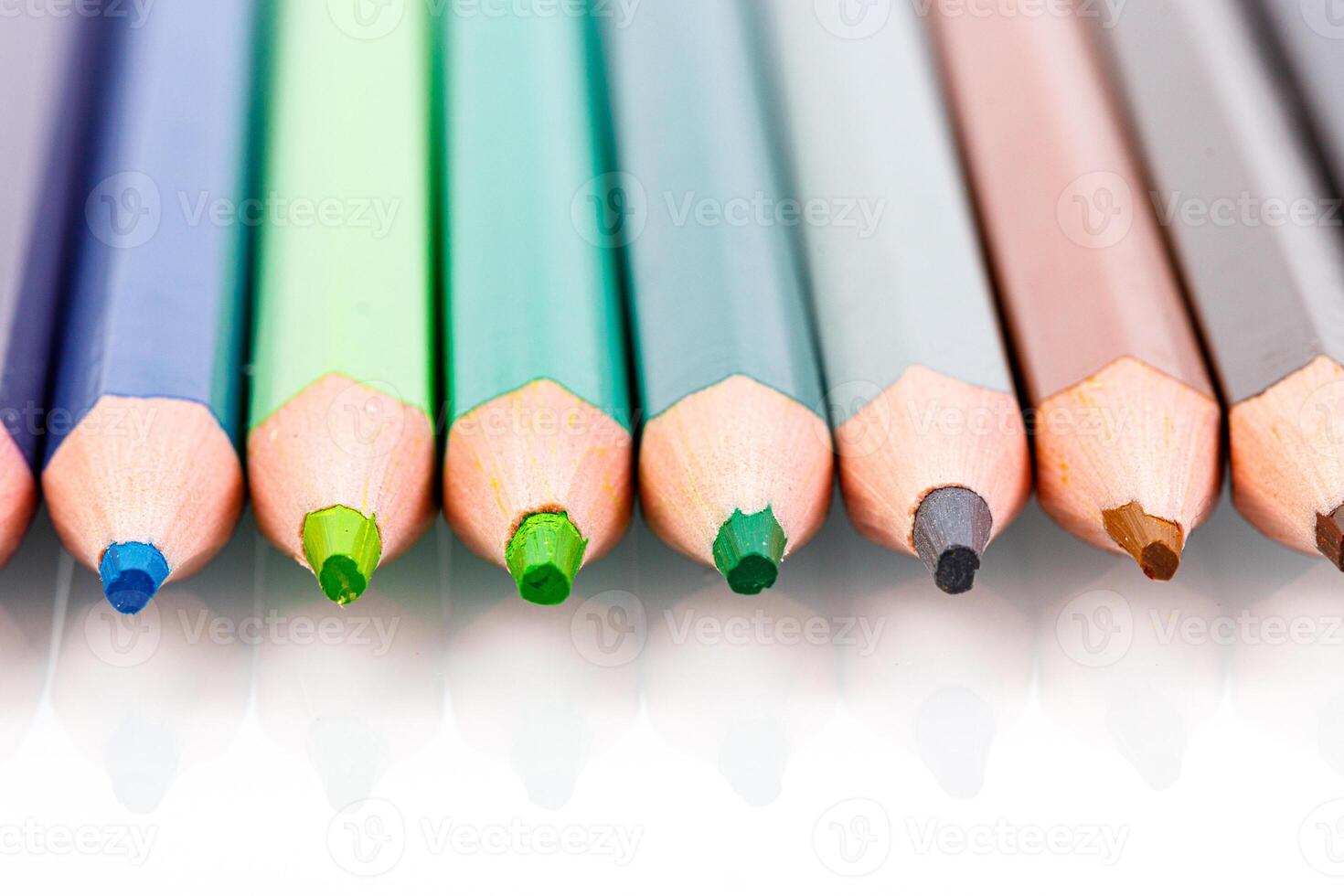 macro multicolore des crayons sur une blanc Contexte photo