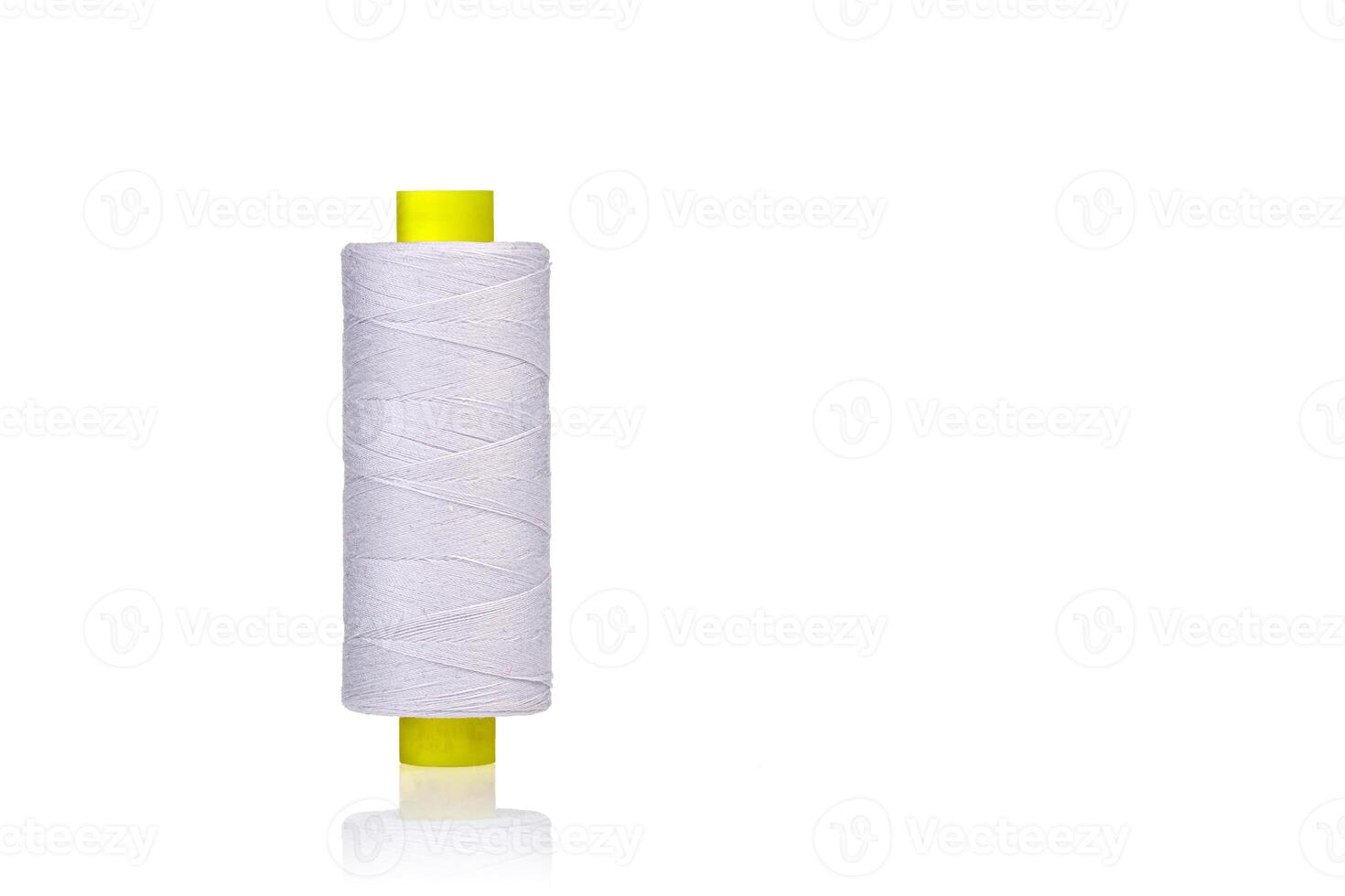 une écheveau de fil blanc couleurs macro sur une blanc Contexte photo