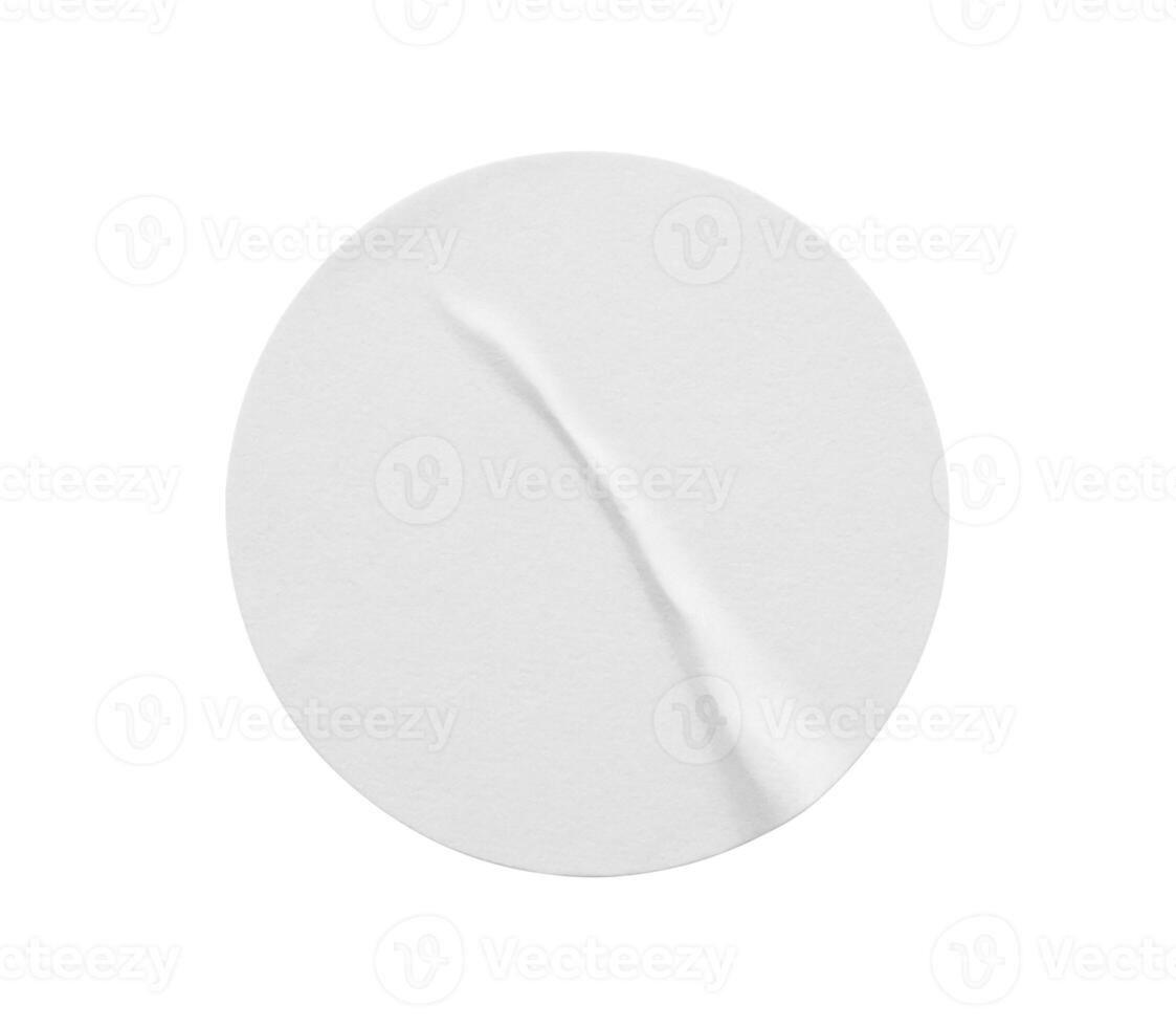 Étiquette autocollante en papier rond blanc vierge isolée sur fond blanc photo