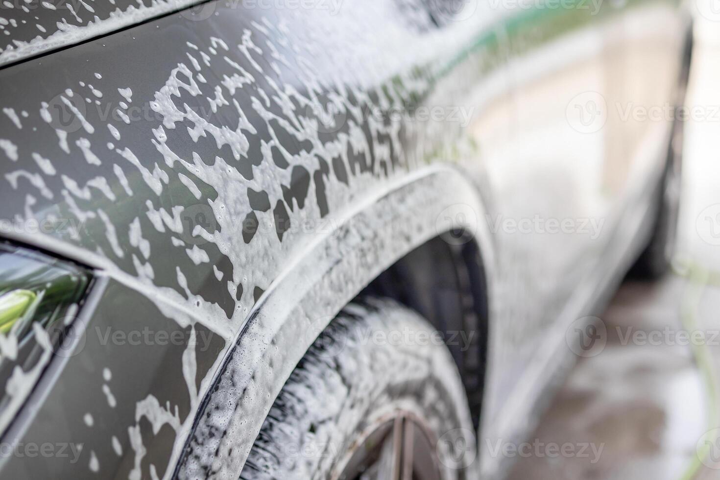 voiture nettoyage et la lessive avec mousse savon photo