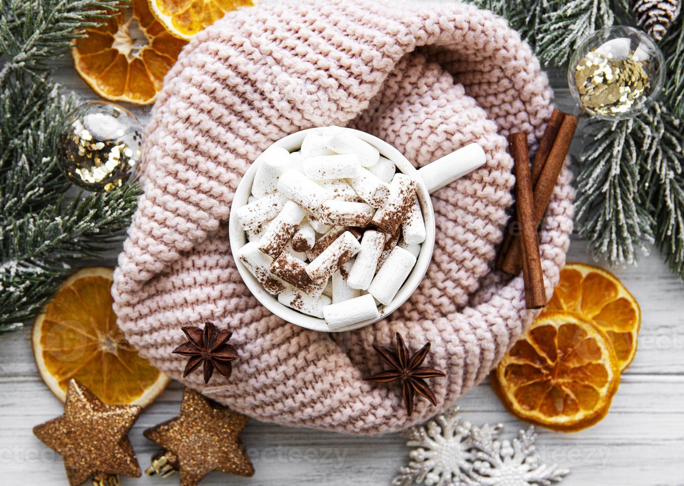 composition de noël avec tasse de chocolat chaud et décorations photo