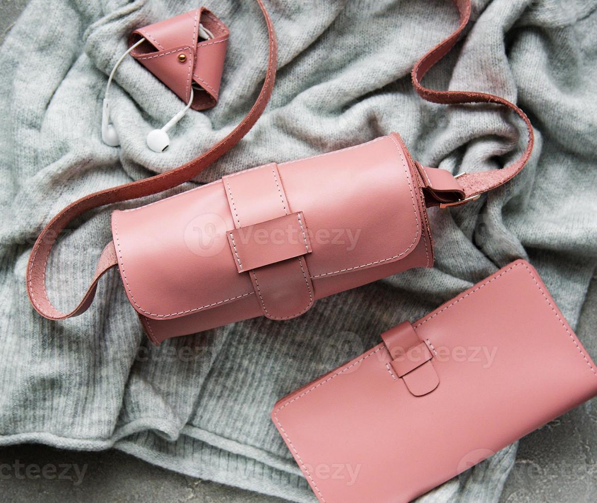 sacs et accessoires en cuir rose photo