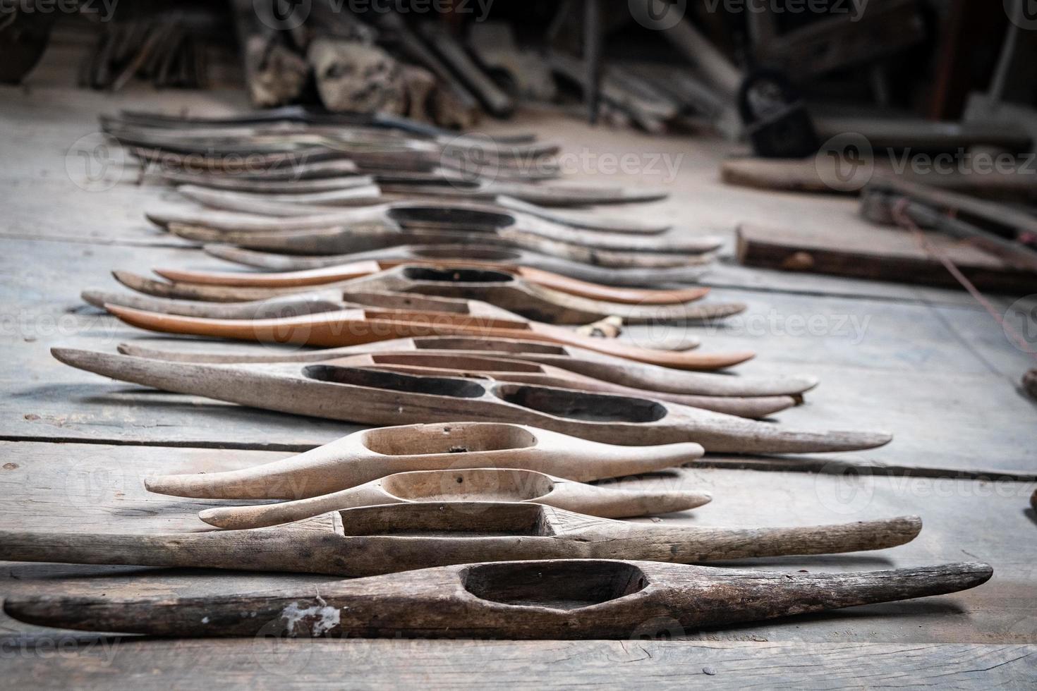 Anciennes navettes en bois ancien pour métier à tisser traditionnel photo