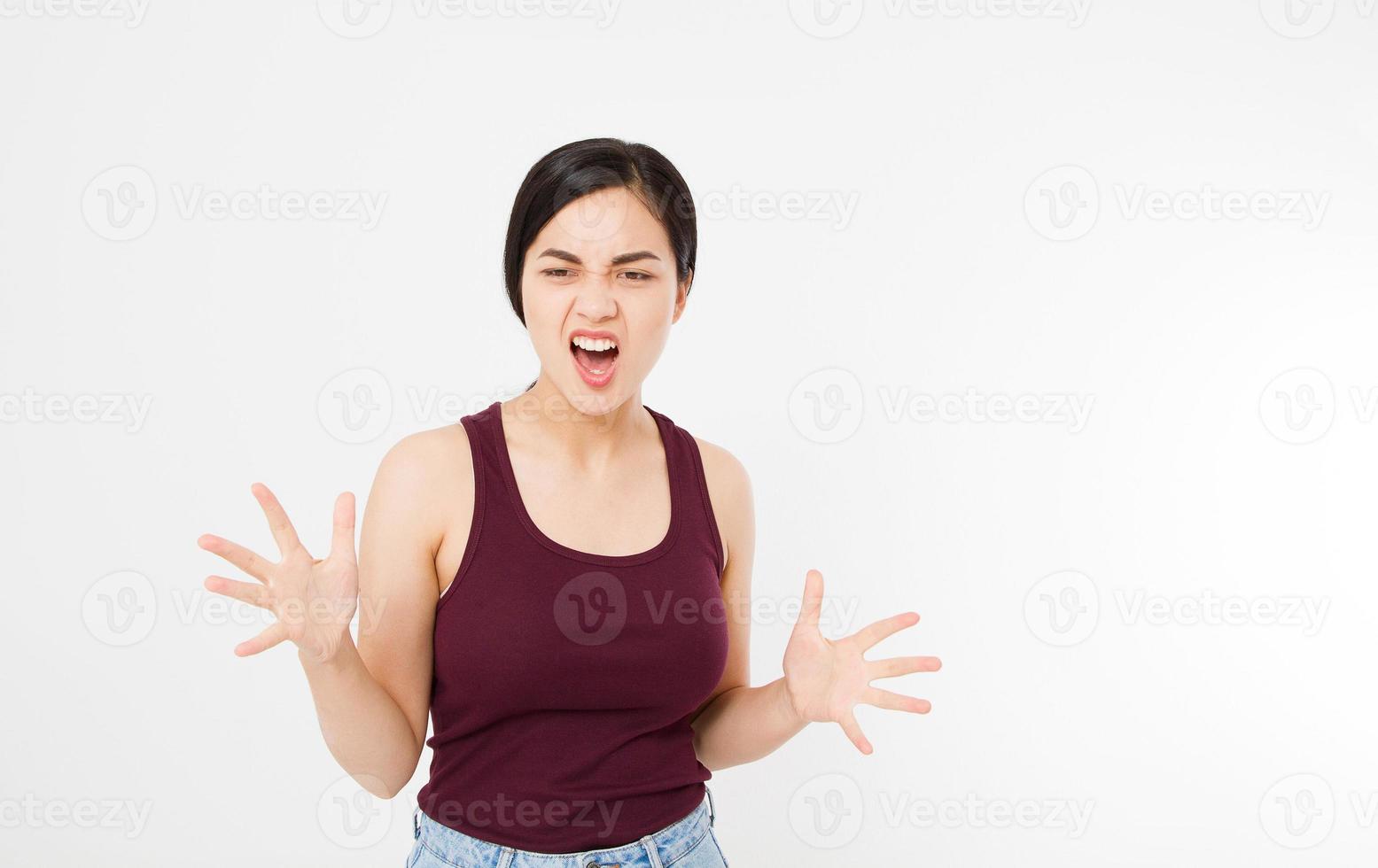 crier une femme japonaise asiatique avec les yeux ouverts et la bouche ouverte isolée sur fond blanc.copier l'espace. photo