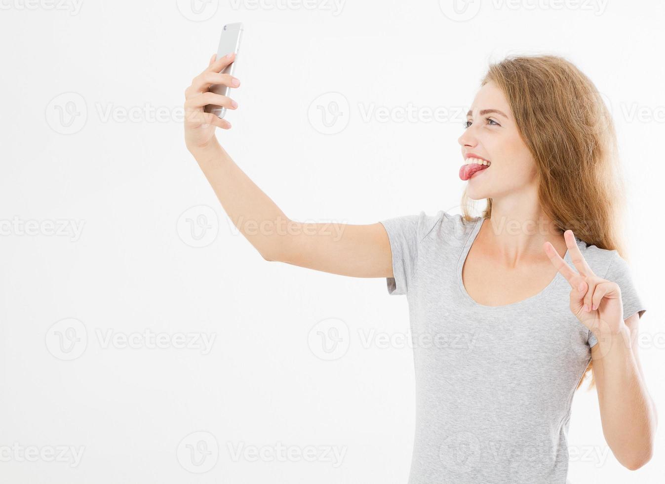 portrait d'une belle femme se réveillant dans son lit et regarde dans le  téléphone. consulter les réseaux sociaux, envoyer des sms. la fille porte  un t-shirt 3569804 Photo de stock chez Vecteezy