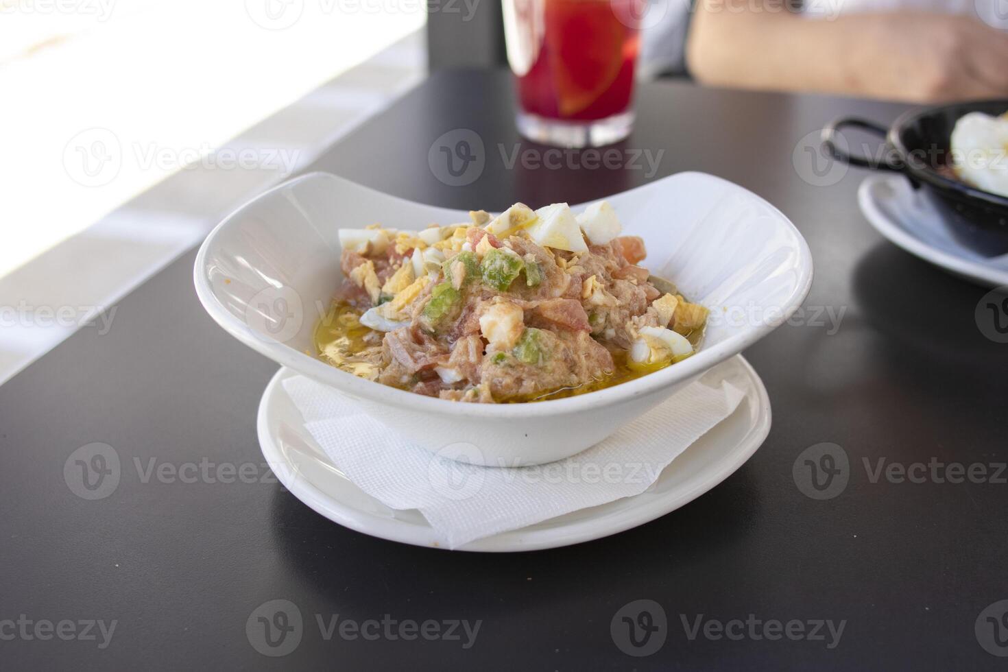 une picadillo tapas, aussi appelé pipirrana dans certains des endroits dans andalousie, Espagne. Espagnol nourriture concept. photo