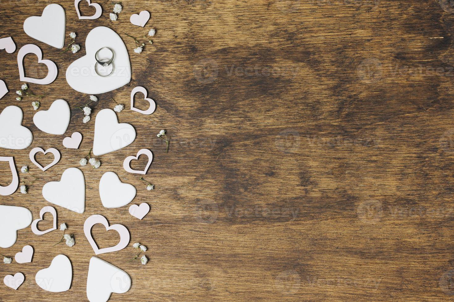 vue aérienne, anneaux de mariage en argent, forme de coeur, toile de fond en bois photo
