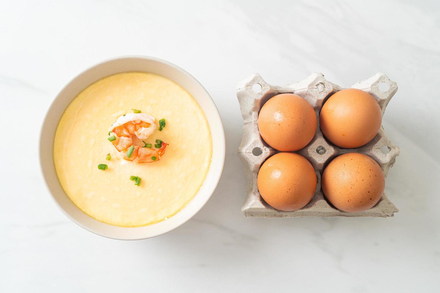 oeuf cuit à la vapeur avec crevettes et oignons nouveaux photo