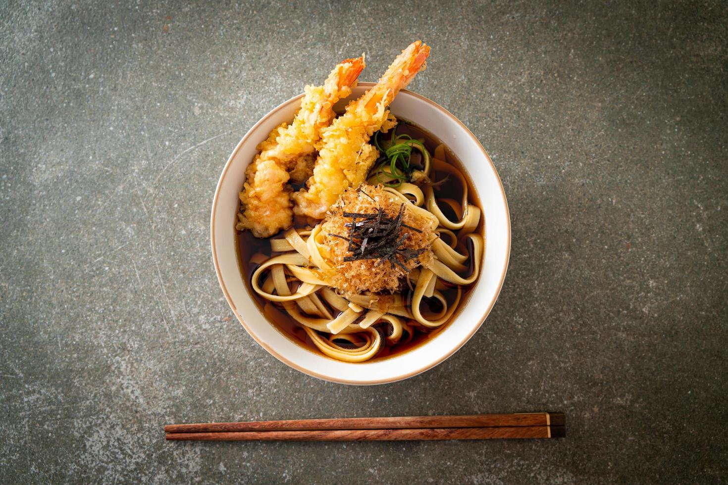 nouilles ramen japonaises aux crevettes tempura photo