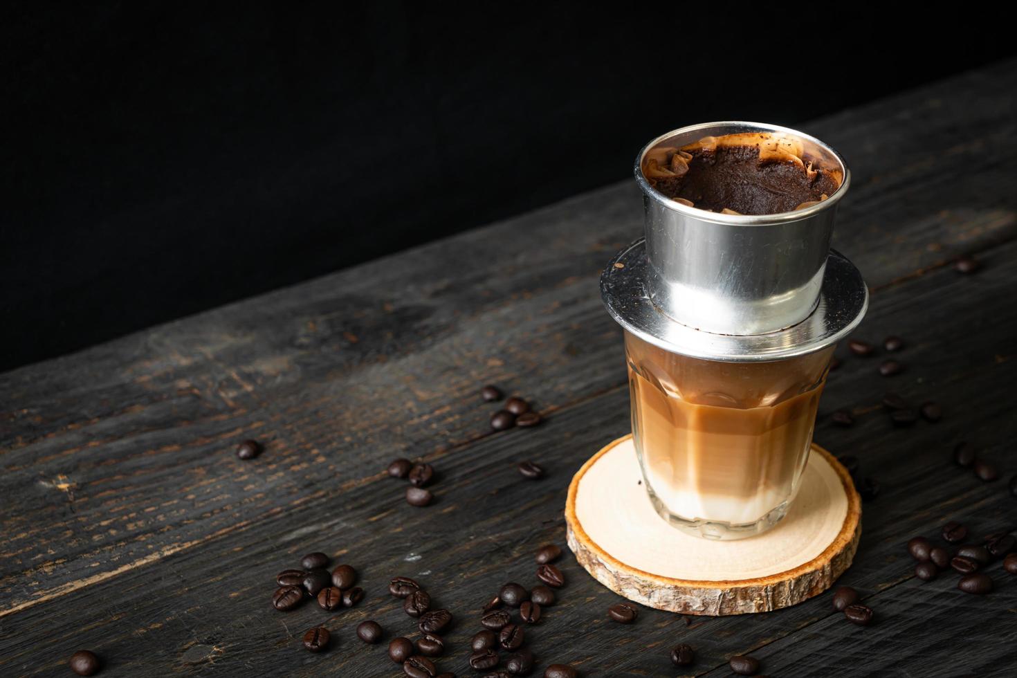 café au lait chaud dégoulinant dans le style vietnamien photo