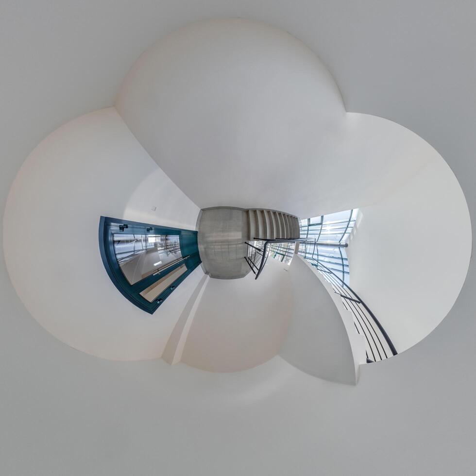 abstraitement tordu dans une sphérique 360 panorama intérieur de une moderne Bureau avec une salle escalier et panoramique les fenêtres photo