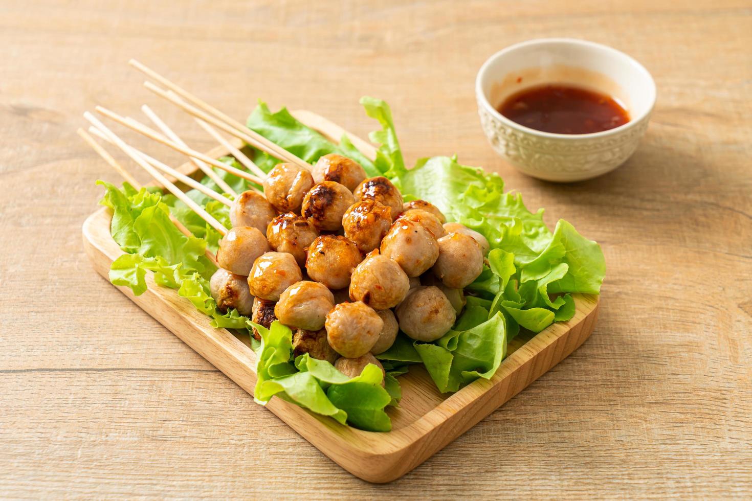 brochette de boulettes de viande grillées à la sauce piquante photo