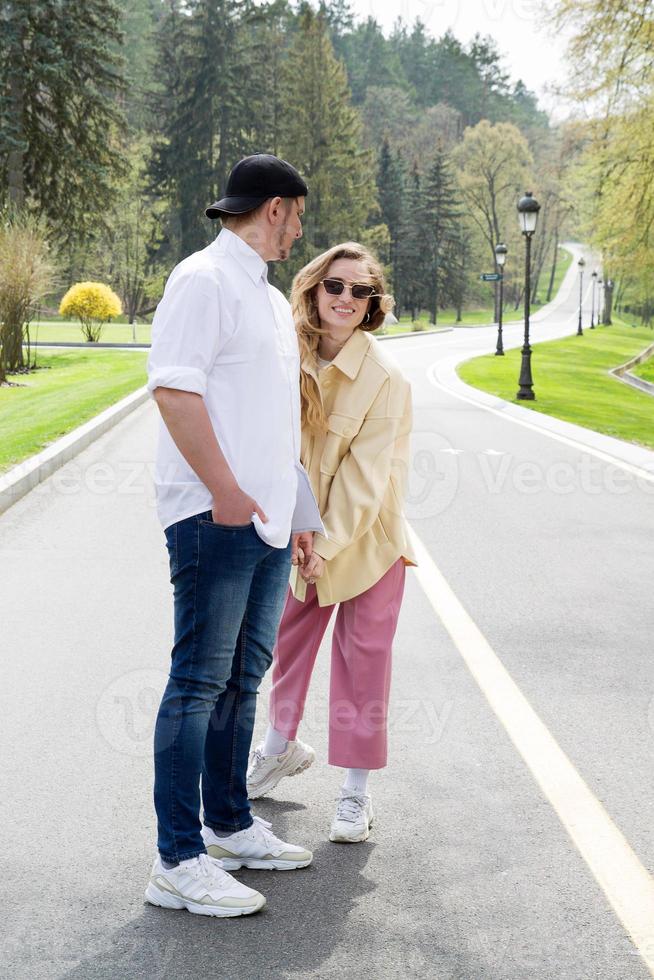 couple heureux se tenant la main, beau parc d'été, laissant la campagne photo
