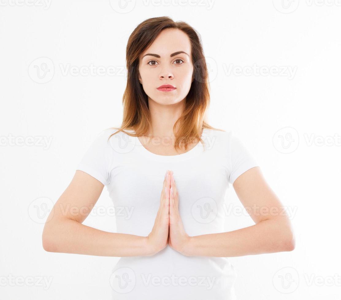 gros plan des mains d'une belle femme, fille en t-shirt blanc, méditant à l'intérieur, se concentrer sur les bras dans le geste de namaste. médecine asiatique, concept de yoga. maquette. espace de copie. modèle. Vide. photo