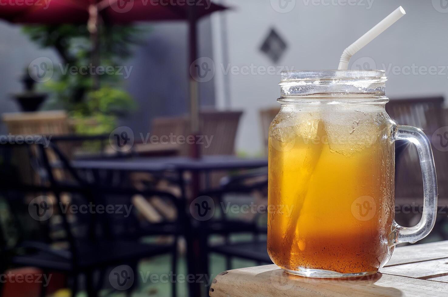 une verre de glacé thé photo