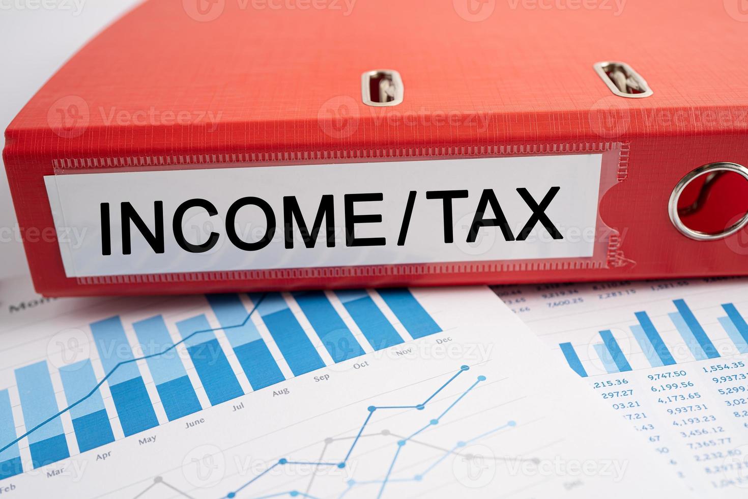 impôt sur le revenu. affaires de rapport financier de données de reliure avec analyse graphique au bureau. photo