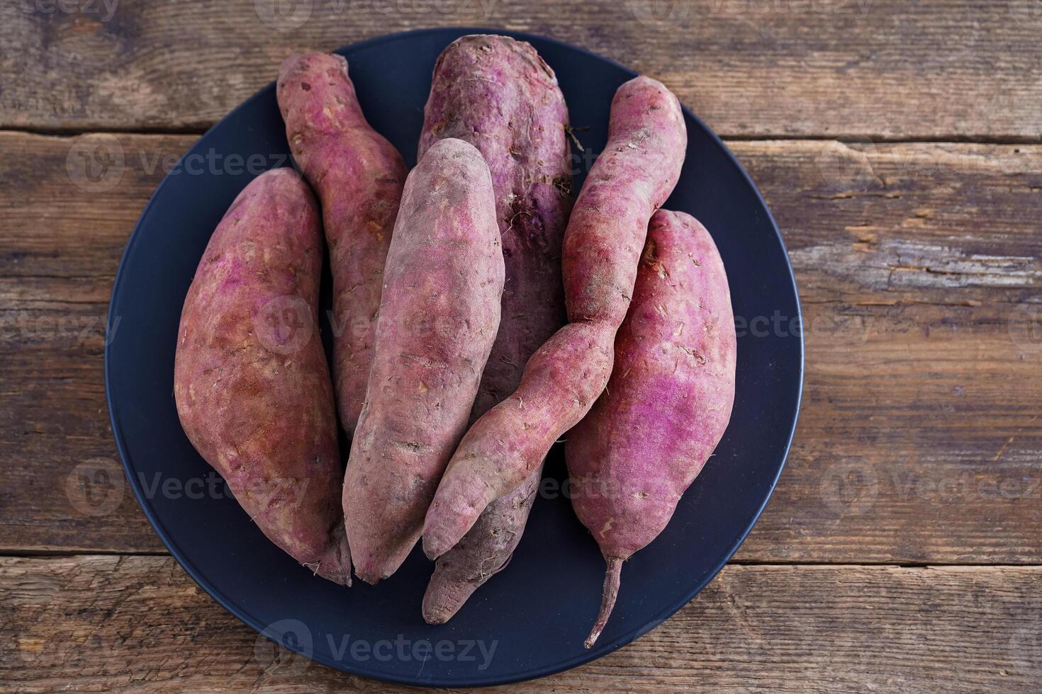 sucré Patate Contexte. brut Patate tubercules. sucré pommes de terre pour aliments. photo