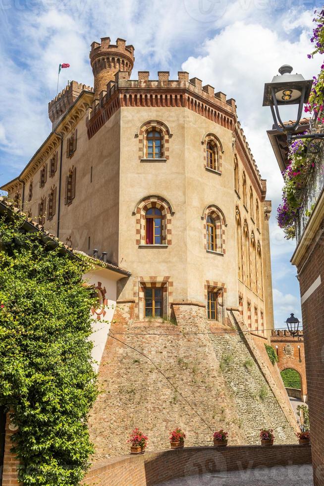 château de barolo, village site de l'unesco - italie photo