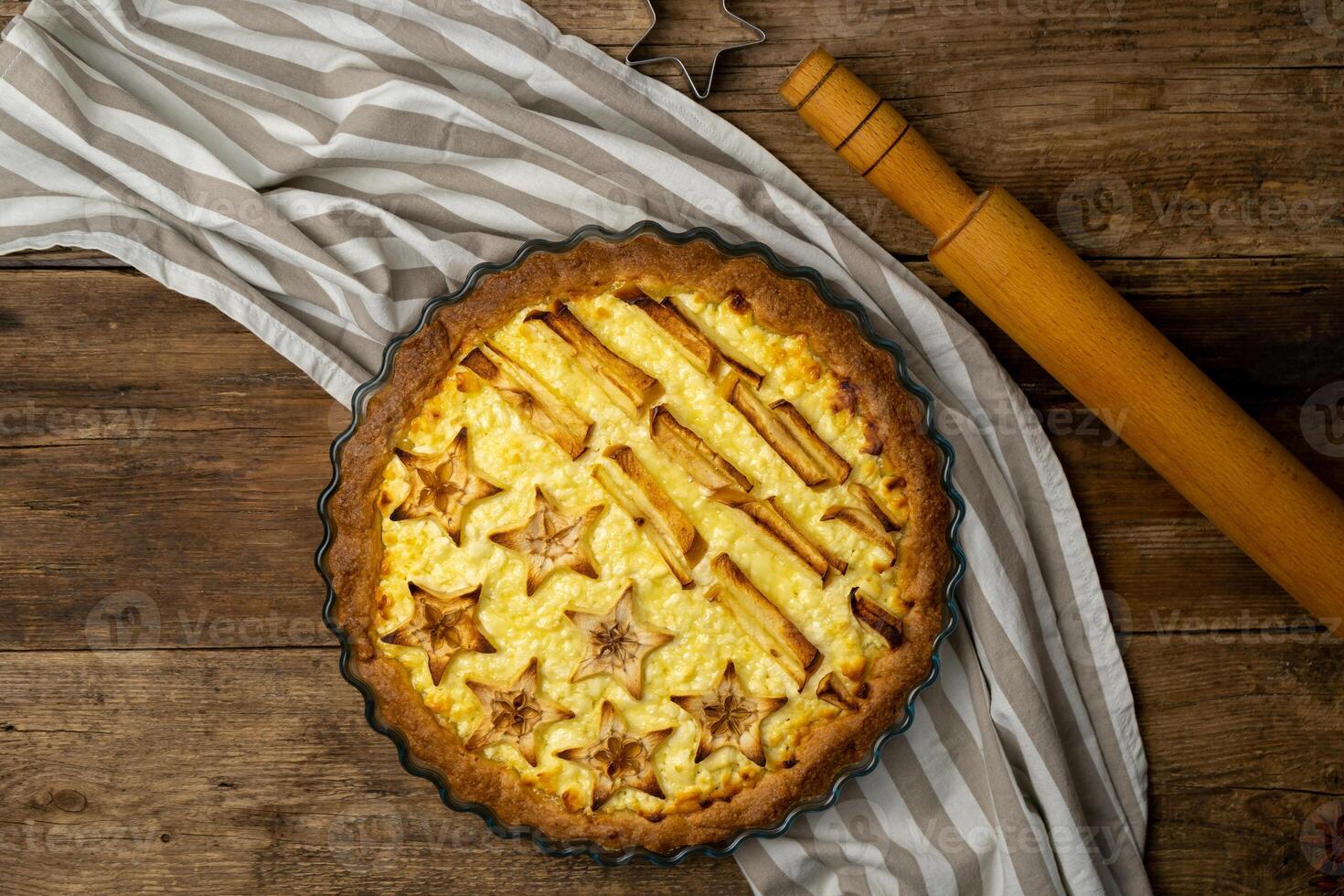 étape 2. après pâtisserie. fait maison ouvert Pomme tarte. Tarte avec chalet fromage et étoiles. tarte pour juillet 4ème. patriotique nourriture pour indépendance journée. en bois Contexte. Haut vue photo