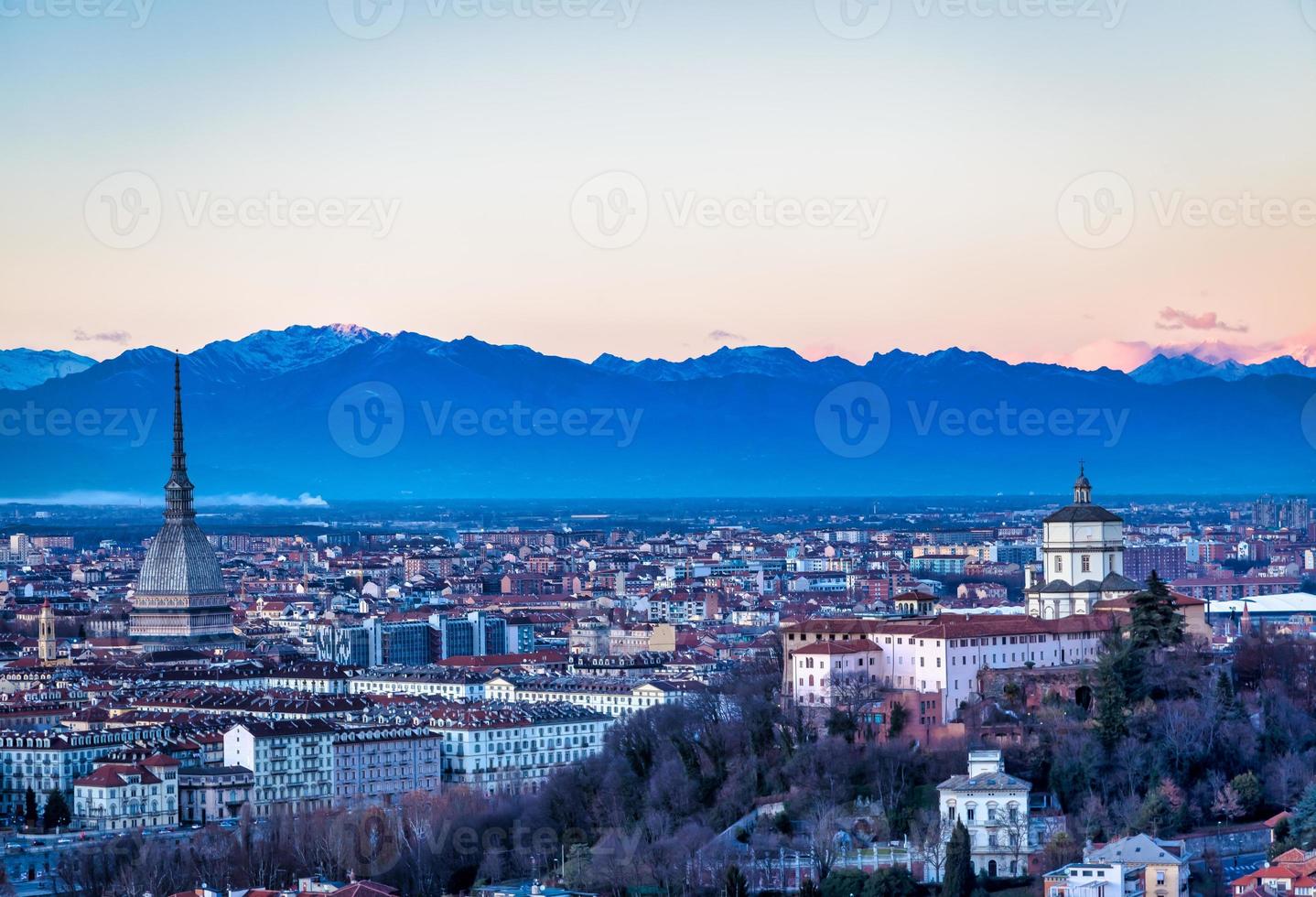 Horizon panoramique de Turin au coucher du soleil avec les Alpes en arrière-plan photo