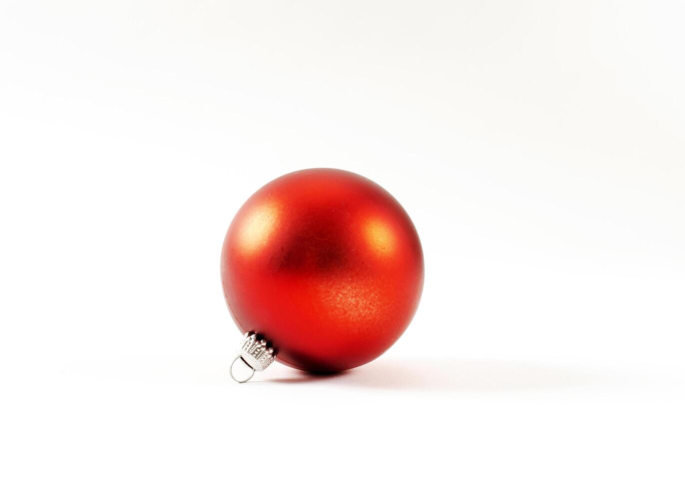 Close up of red Christmas ball decoration isolé sur fond blanc photo