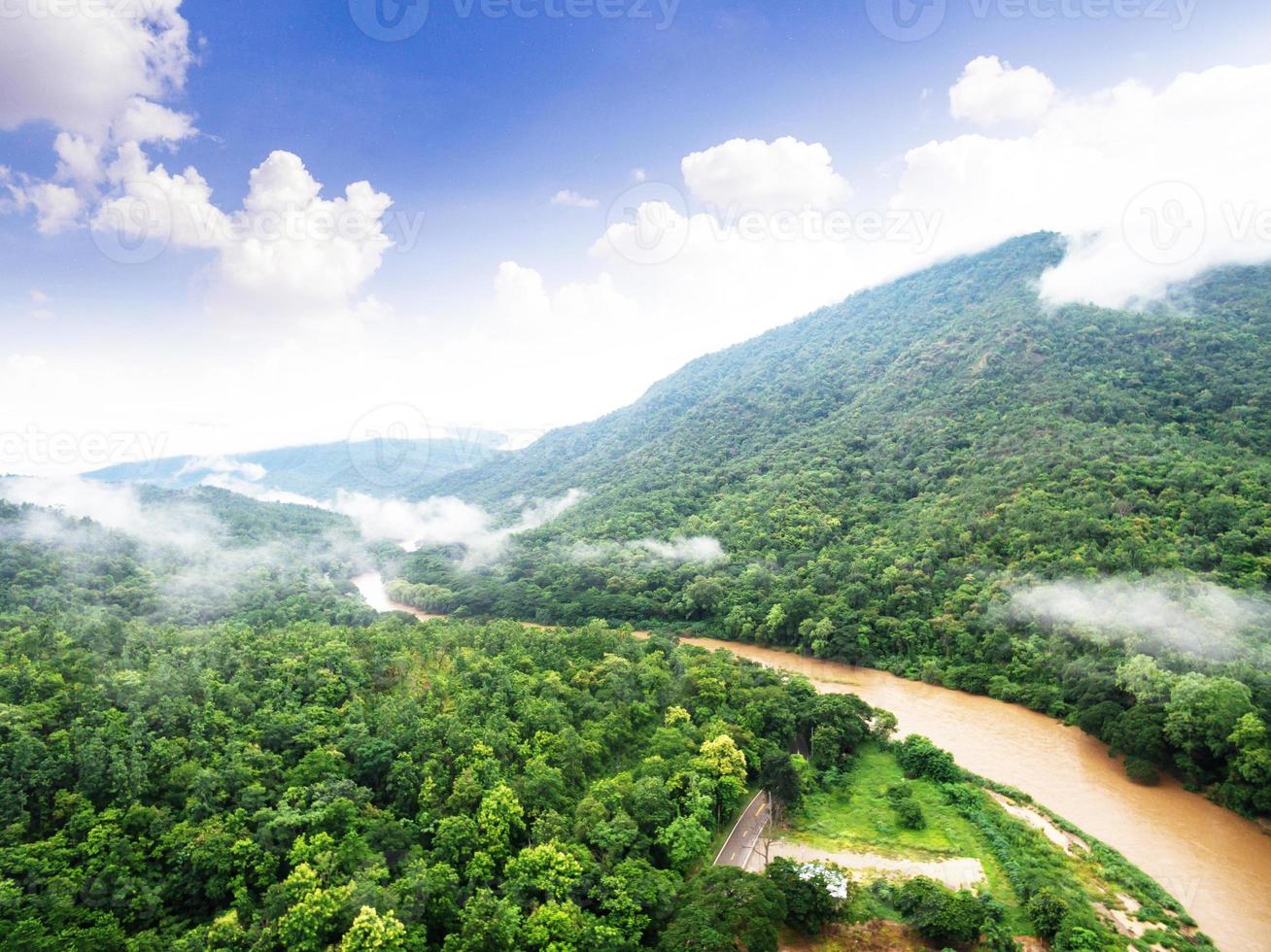 vue aérienne de la belle forêt tropicale avec la rivière, prise de vue depuis un drone photo