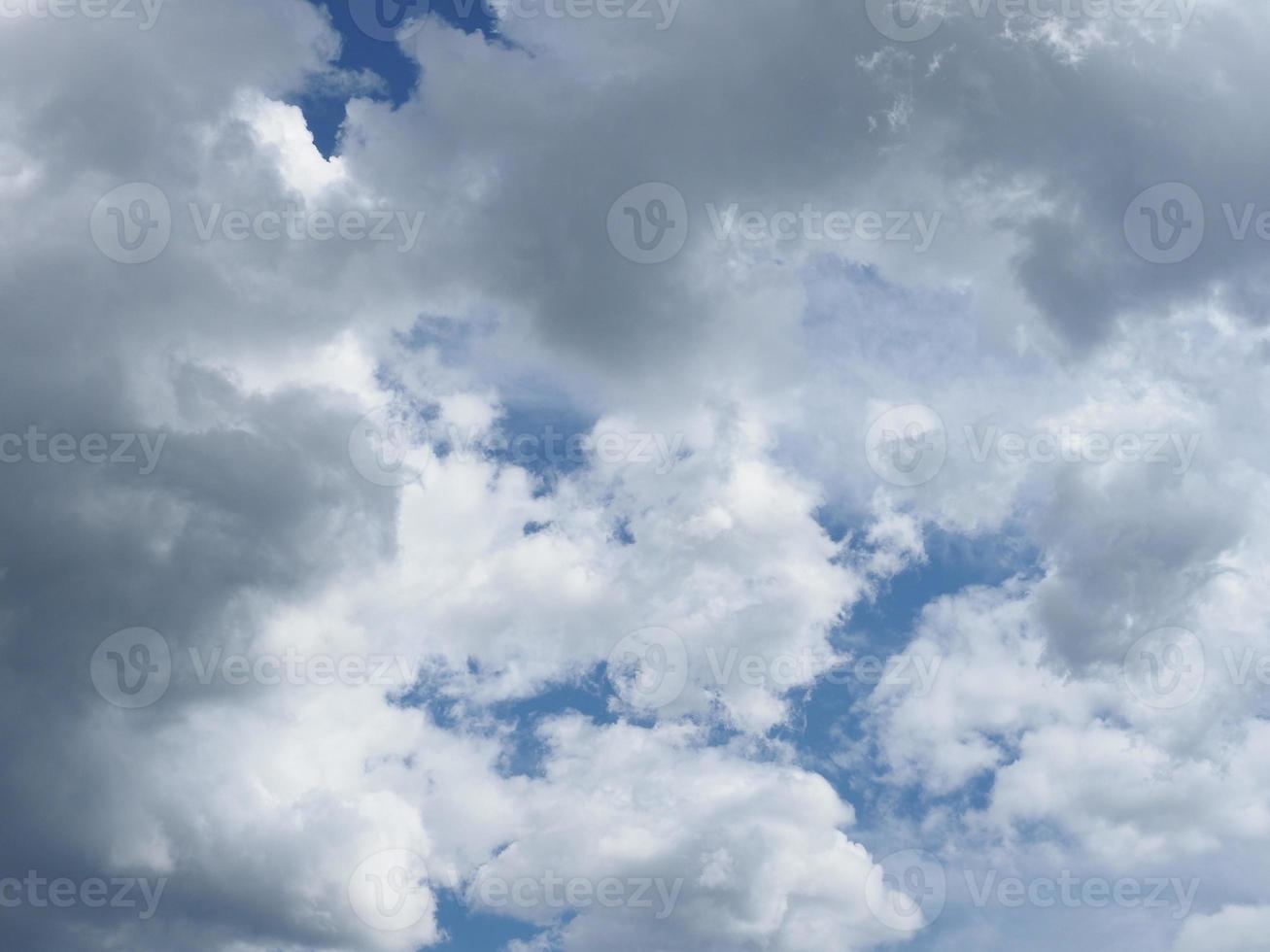 ciel bleu dramatique avec fond de nuages photo