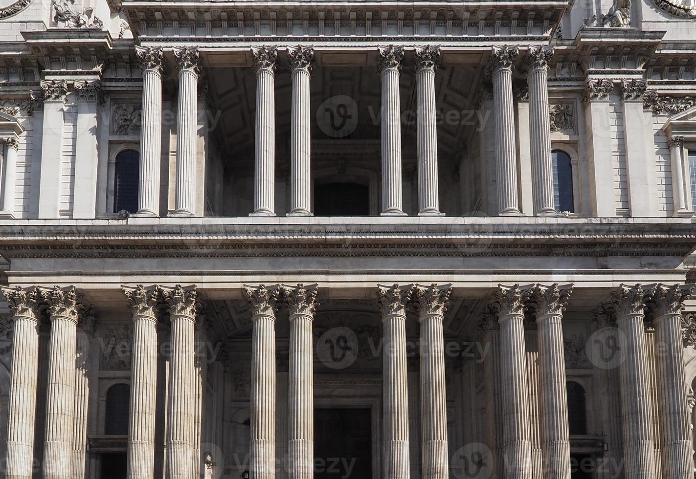 Détail de la façade de la cathédrale St Paul à Londres photo