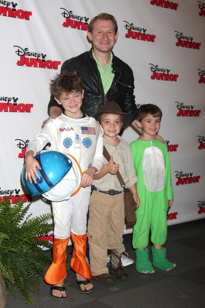 los angeles - oct 18 Adam wylie à le Jacques et le jamais terre pirates bataille pour le livre costume fête première à le Walt disney les studios sur octobre 18 ans, 2014 dans Burbank, Californie photo