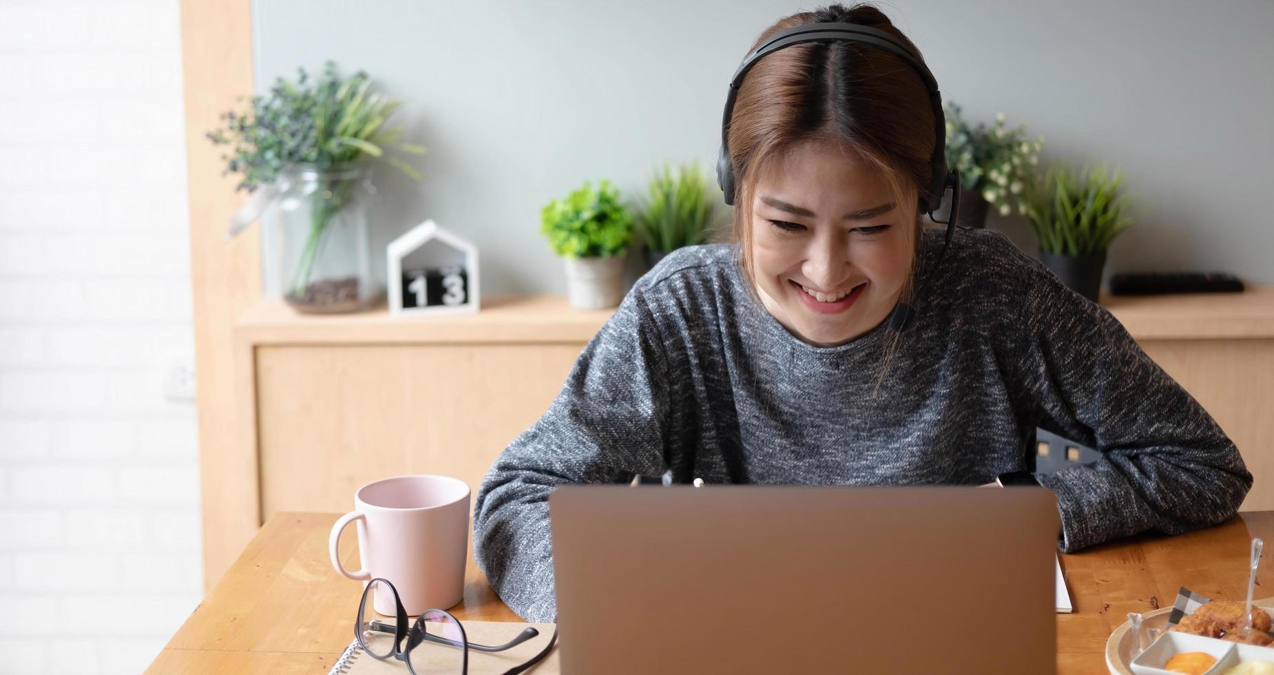 photo recadrée souriante femme asiatique indépendante portant un casque, communiquant avec le client via un appel vidéo sur ordinateur. Tutrice professionnelle agréable du millénaire donnant des cours de langue en ligne