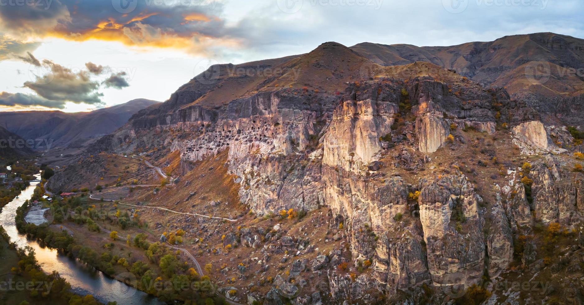 vue aérienne spectaculaire sur la ville de la grotte de vardzia avec la rivière paravani et le coucher du soleil en arrière-plan, voyages et visites touristiques dans les sites de georgia.unesco dans le caucase. 2020 photo