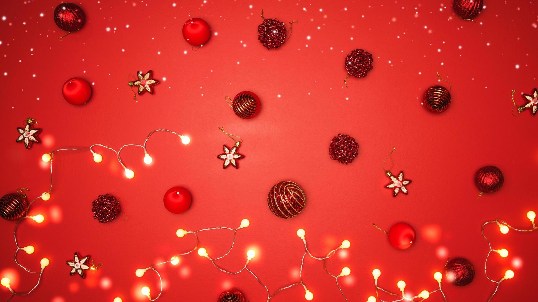 joyeux Noel et bonne année. design d'arrière-plan avec des ornements la boule décorations rouges sur fond rouge avec espace de copie pour votre texte. lumières LED photo