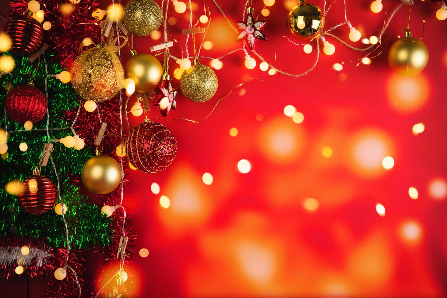 boules et ornements de décoration de noël sur fond abstrait bokeh avec espace de copie. carte de voeux de fond de vacances pour noël et nouvel an. joyeux Noël photo
