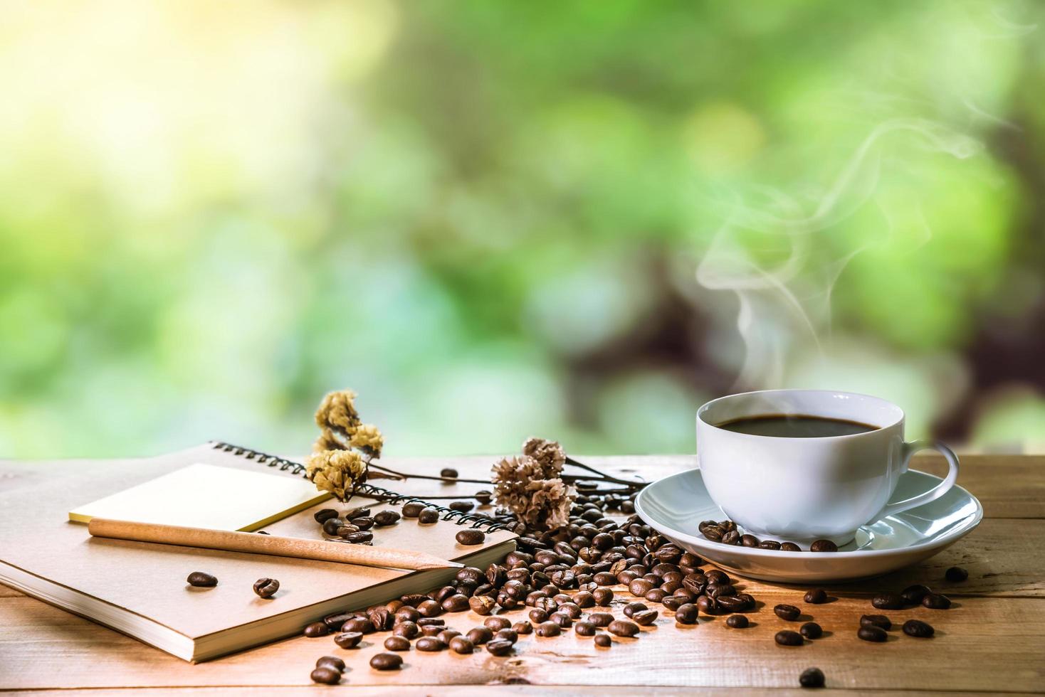 tasse de café expresso du matin et grains de café, le flou de la nature d'arrière-plan photo