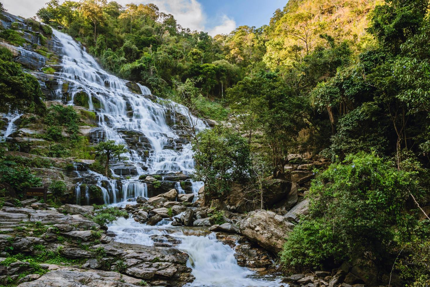 vue sur le ruisseau de la rivière cascade de montagne. paysage de cascade de forêt de montagne cascade mae ya, chiang mai, thaïlande. photo