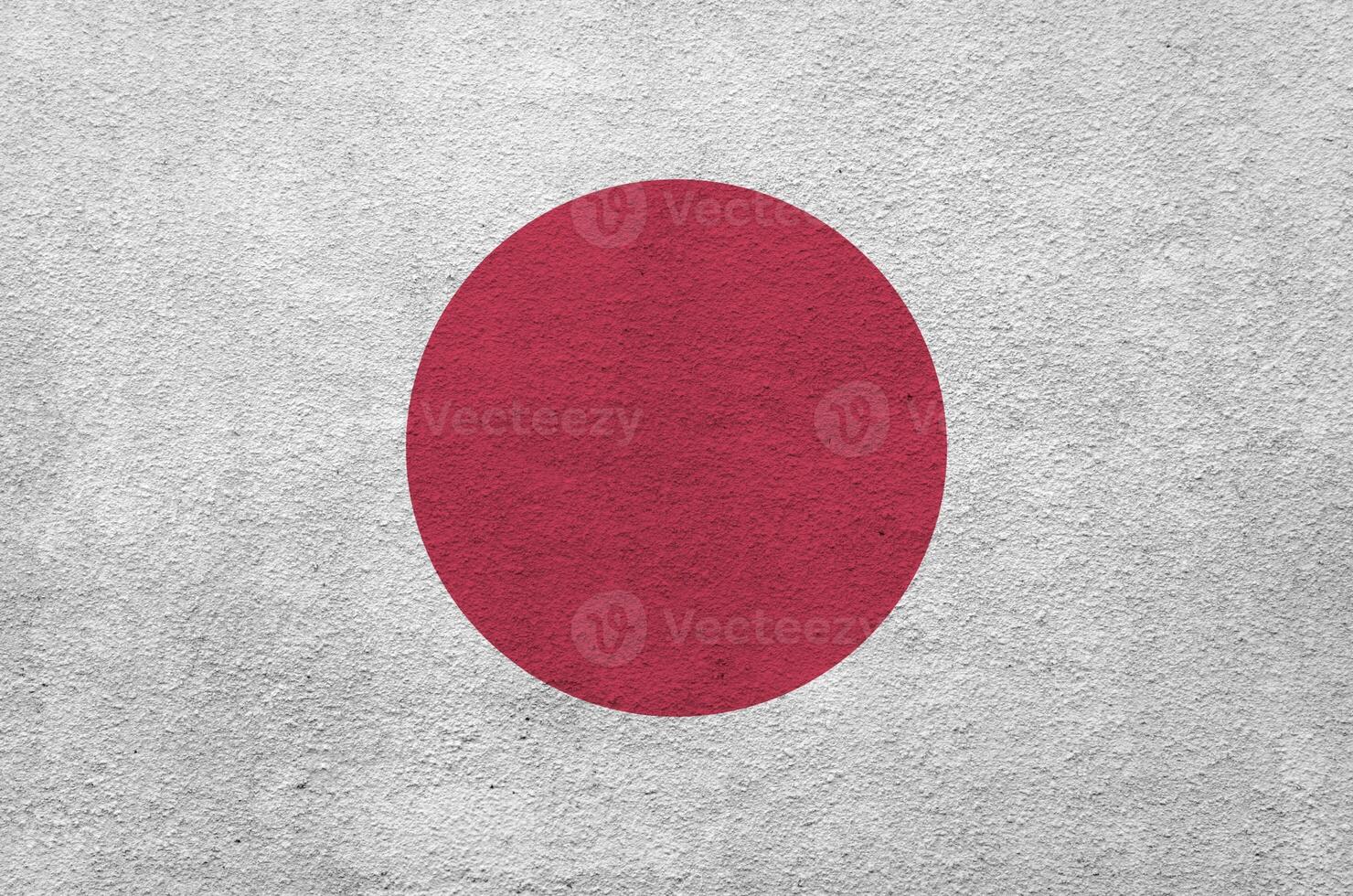 Japon drapeau représenté dans brillant peindre couleurs sur vieux le soulagement plâtrage mur. texturé bannière sur rugueux Contexte photo