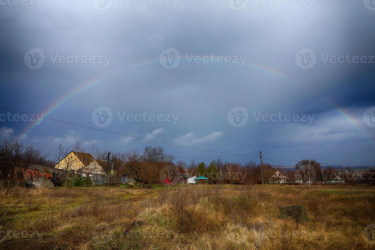 saisonnier paysage dans pays avec arc en ciel photo