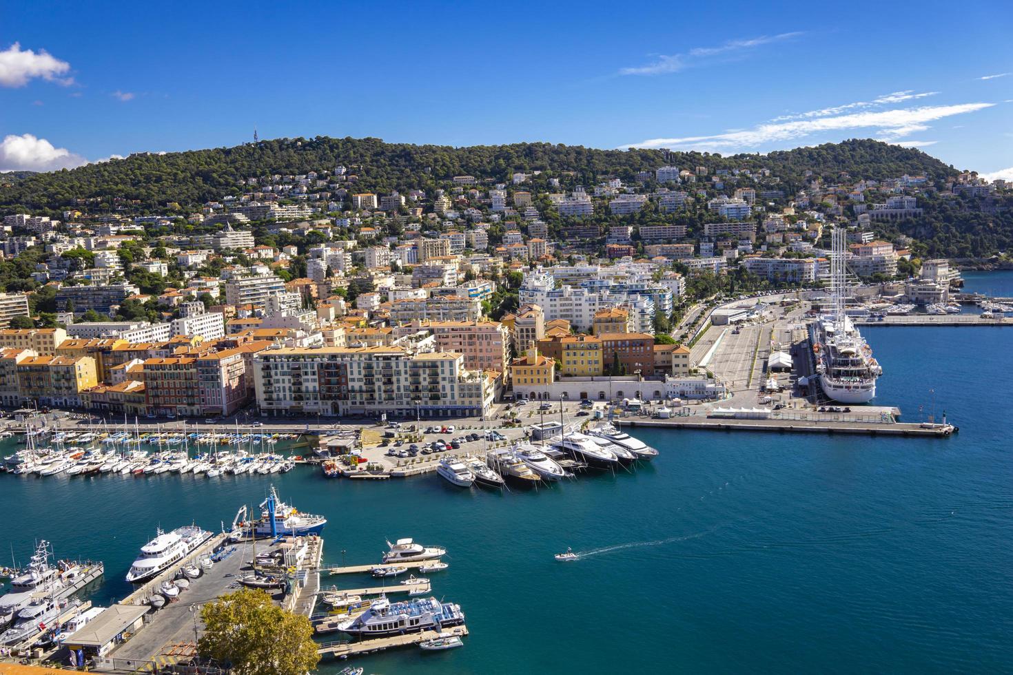 Nice, France, 6 octobre 2019 - vue à Port Lympia à Nice, France. construit en 1748, c'est l'une des plus anciennes installations portuaires de la côte d'azur. photo