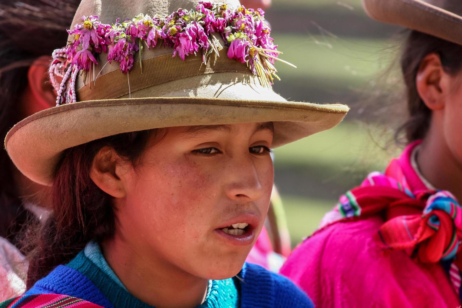 pisac, pérou, 5 mars 2006 - personnes non identifiées à la citadelle inca de la vallée sacrée près de pisac au pérou. la vallée sacrée des incas est une vallée du sud de la sierra qui contient de nombreuses ruines incas célèbres photo